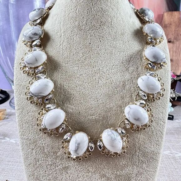 Jewelry - Elegant White Stones & Gemstones Inlaid In Gold Necklace